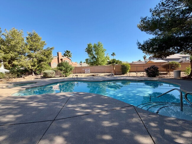 Building Photo - 2 bedroom condo in gated SE location.