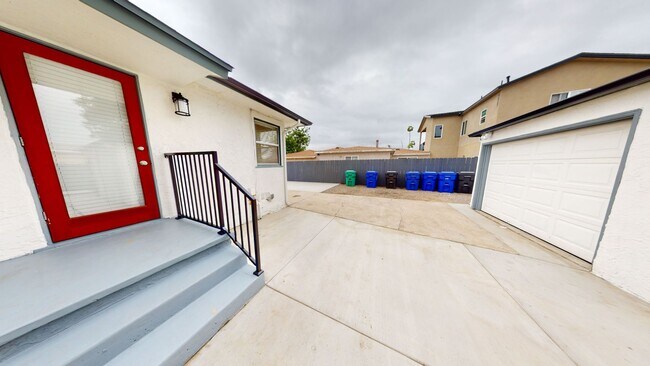 Building Photo - Large 3 bed 2 bath on 62nd!