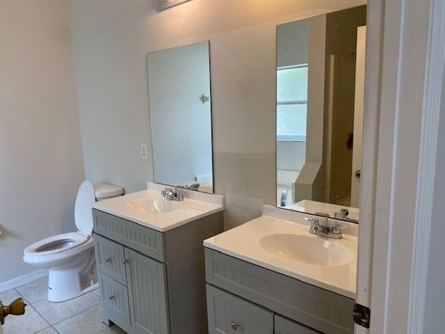 Building Photo - 4/2/2 With screened in porch in Indian Trails area!