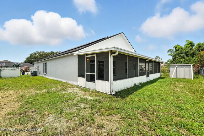 Building Photo - 460 Martigues Dr