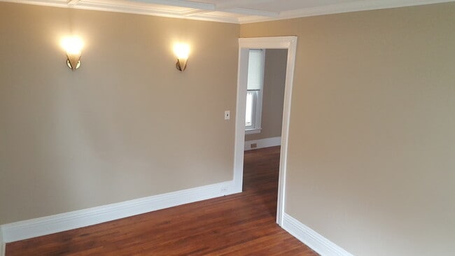 Building Photo - Beautiful 3 bedroom 1 bath home with stora...