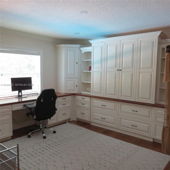Building Photo - 542 N Cypress Dr