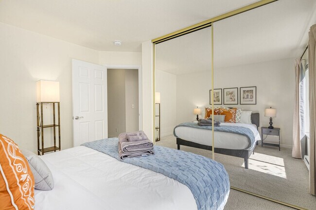 Building Photo - 1264 Bellevue Way NE