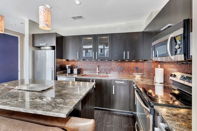 Building Photo - Fully Furnished 15th Floor Condo At Icon I...