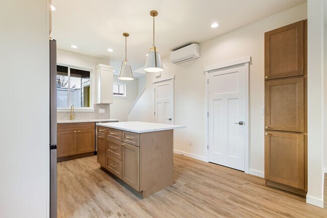 Building Photo - Halleck Townhomes Triplex