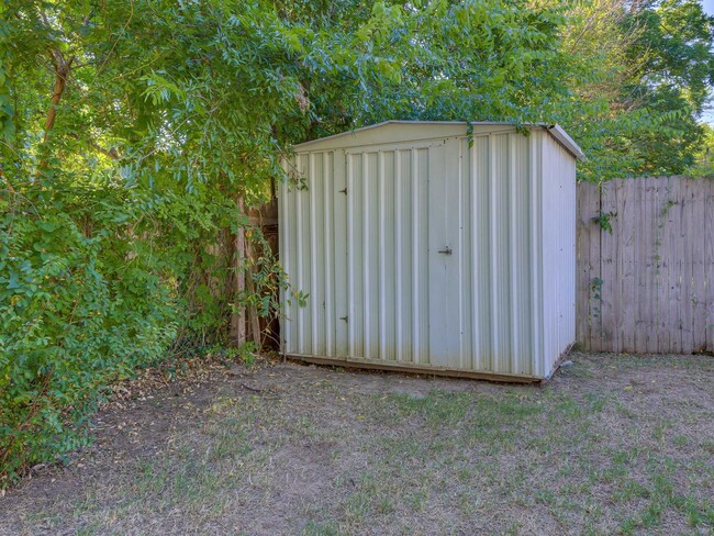 Building Photo - Super cute 3 bedroom bungalow