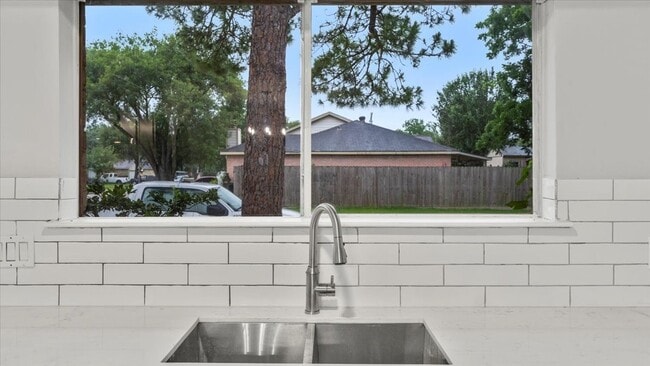 Building Photo - 10622 Highland Woods Dr