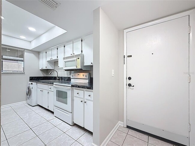 Building Photo - 890 N Village Dr