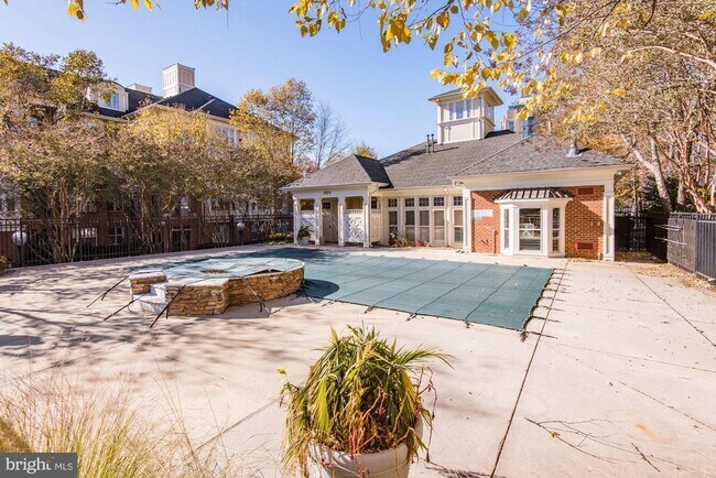 Building Photo - 1860 Stratford Park Pl