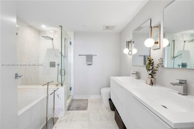 Building Photo - 9940 W Bay Harbor Dr