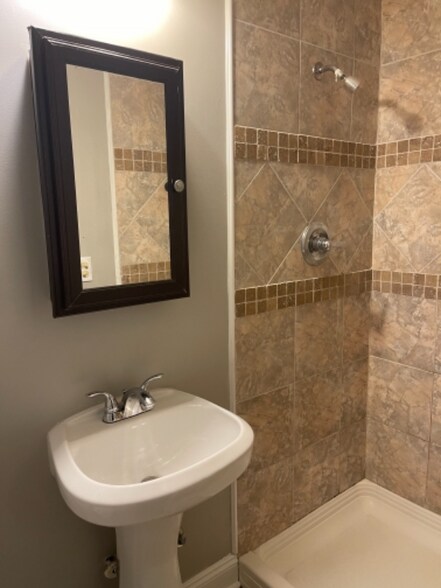 Building Photo - 211 Drury Ln