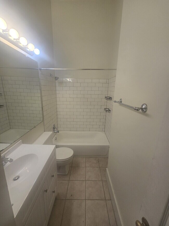 Building Photo - "2-Bed Condo with Gleaming Hardwood Floors...