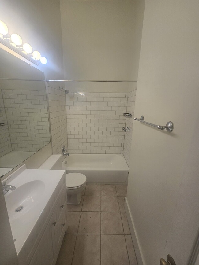 Building Photo - "Coming Soon!!! 2-Bed Condo with Gleaming Hardwood Floors in Old Louisville!"