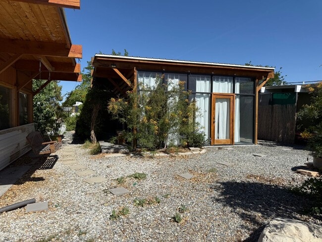 Building Photo - High Desert Retreat- 3 Bedrooms, 2 Bathroo...