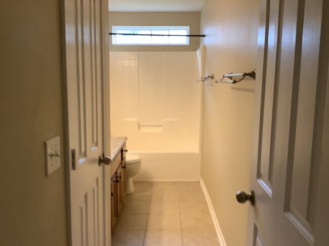Building Photo - 11 Knoll Ridge Dr