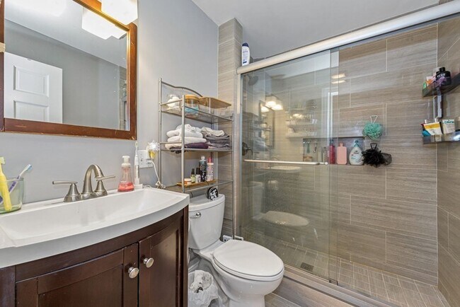 Building Photo - Space Meets Convenience