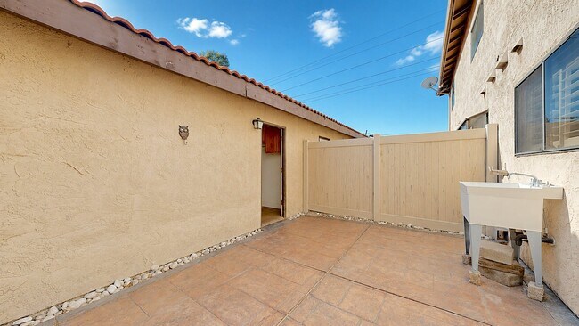 Building Photo - 1501 Racquet Club Dr