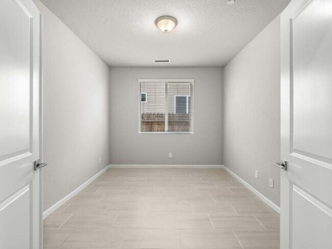 Building Photo - Summer Special $400 OFF!!! 1st Month!!!