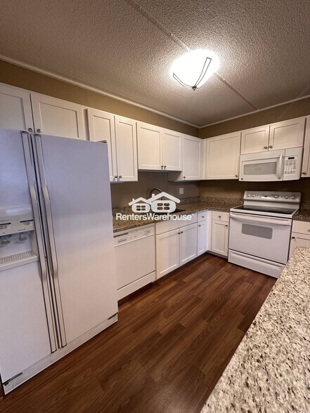 Building Photo - 10401 Cedar Lk Rd S