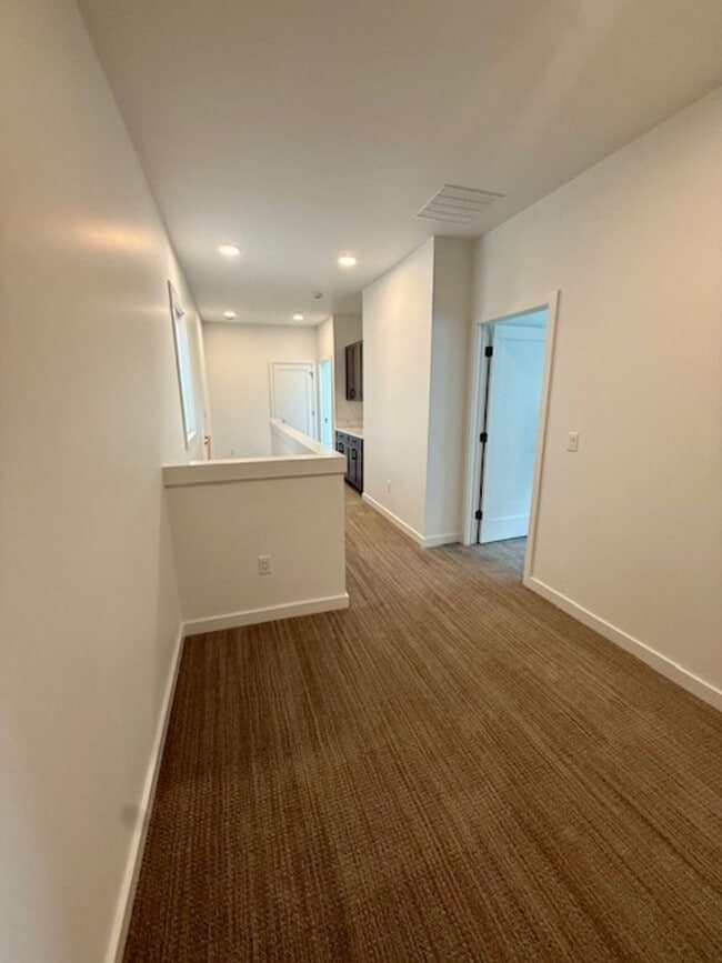 Building Photo - Single Family HOME with 3 Bedrooms 2 1/2 Bathrooms - Where Mountains meet you at upscale living!