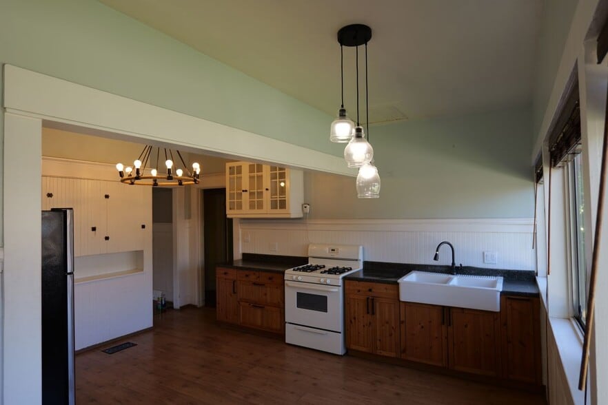 Building Photo - 115 E Jefferson