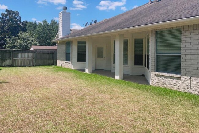 Building Photo - 2431 Pine Shadows Dr