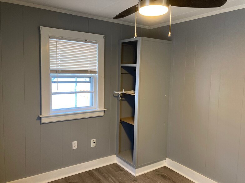 Building Photo - 31 W Old Orchard Ave