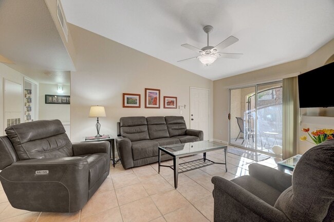 Building Photo - Well-maintained single-story condo