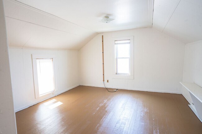 Building Photo - 1227 Green Bay St