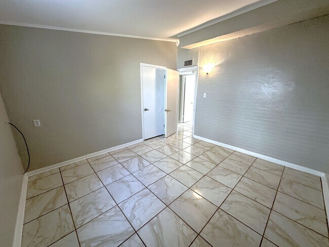 Building Photo - 2917 Mission Rd