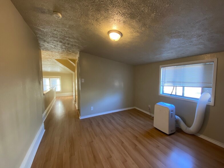 Building Photo - 319 E Baldwin Ave