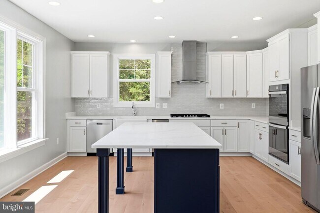 Building Photo - 301 Kingdom Dr