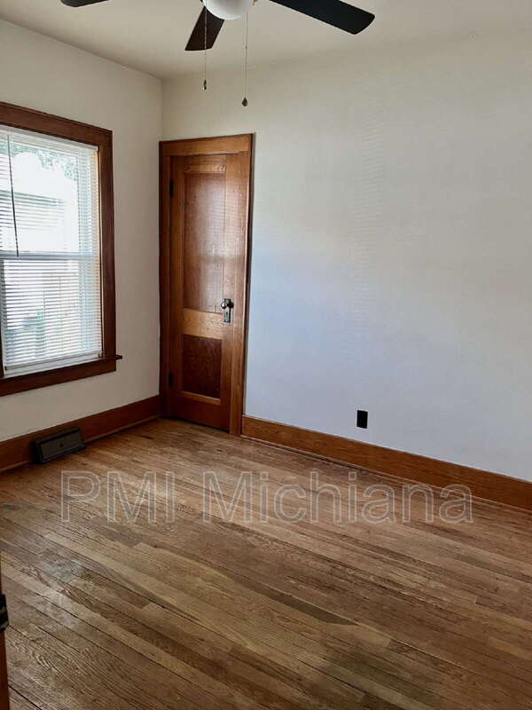 Building Photo - 126 Monmoor Ave