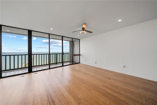 Building Photo - 4334 Ocean Dr