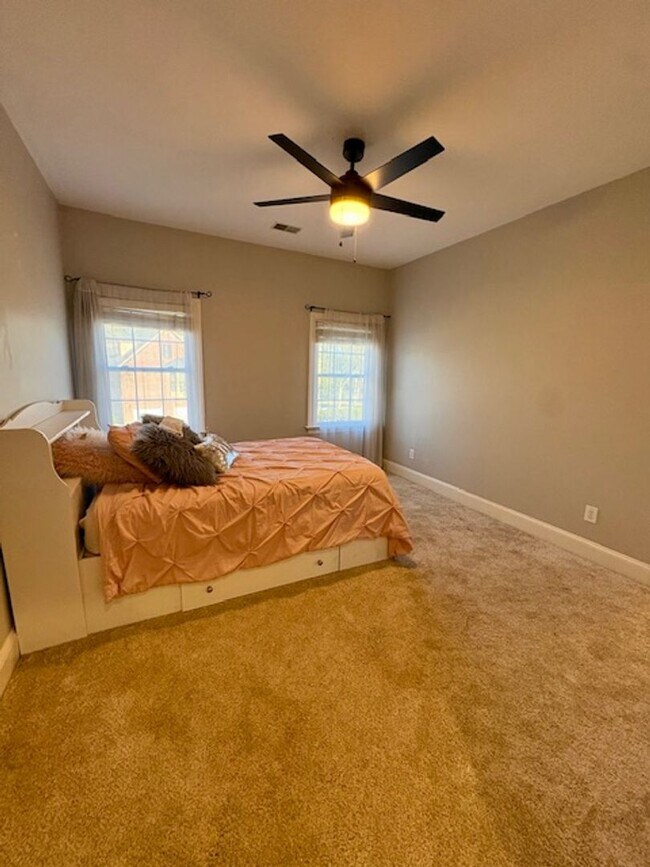 Building Photo - Spacious Five Bedroom Home in Mount Pleasant