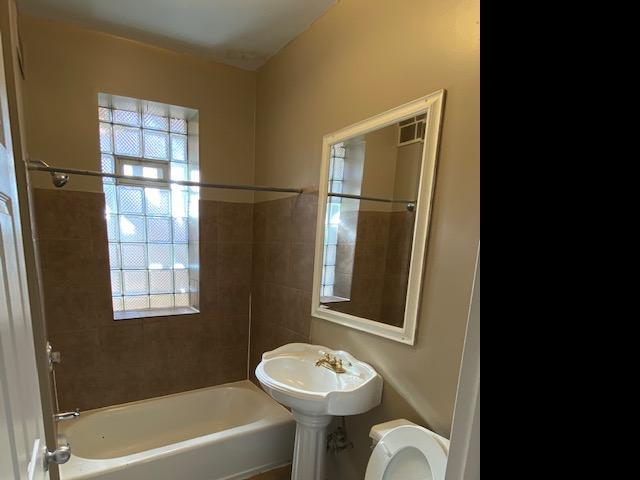 Building Photo - 1 bedroom in Chicago IL 60640