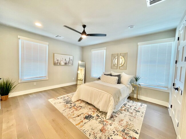 Building Photo - 311 E Evergreen St