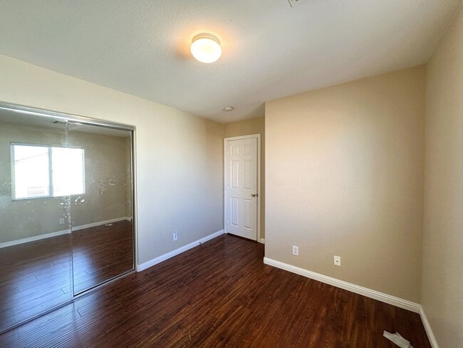 Building Photo - BEAUTIFUL 2 STORY HOME WITH HARDWOOD FLOORING! 3 BED 2 BATH, MASTER BEDROOM HAS ITS OWN PRIVATE B...