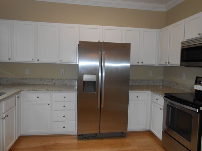 Building Photo - Beautifully Updated Townhome in Prime Carrboro Location – Walk to Downtown & Weaver Street Market