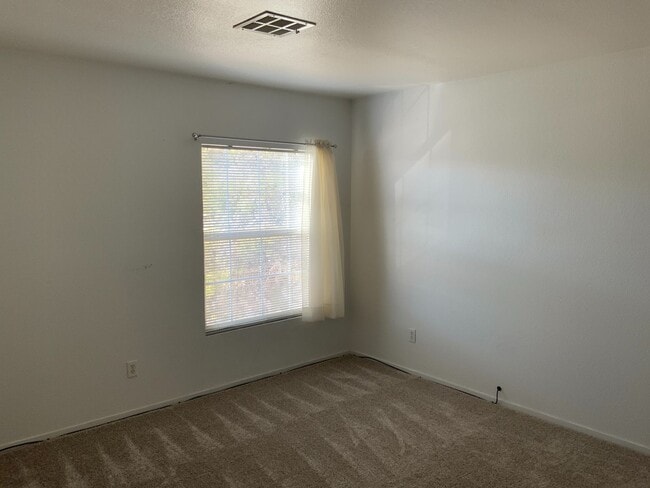 Building Photo - Lovely 3 bedroom town home with attached garage