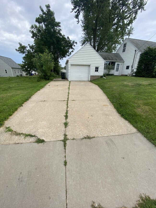 Building Photo - 1215 34th St NE