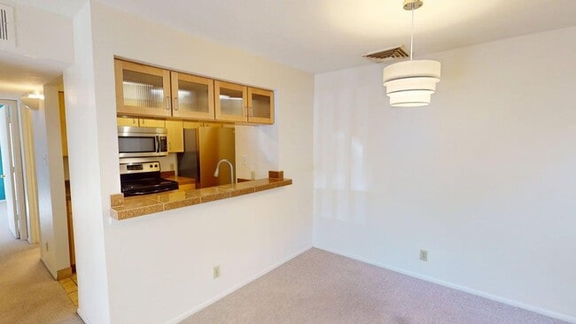 Building Photo - Light-Filled Upstairs Condo in a Prime Location