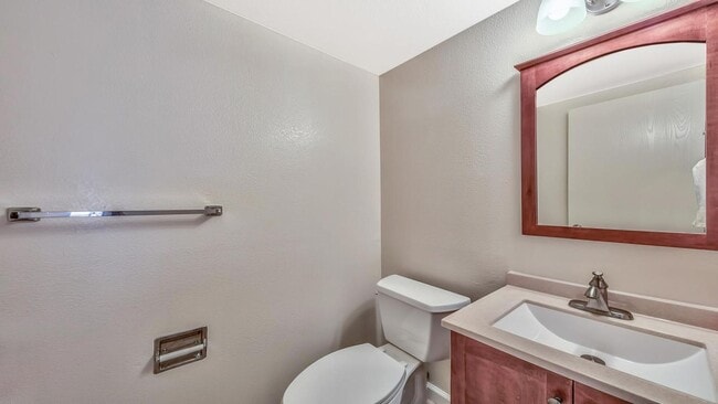 Building Photo - Well appointed, super clean condo - furnis...