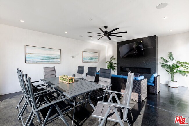 Building Photo - 6201 Lindenhurst Ave