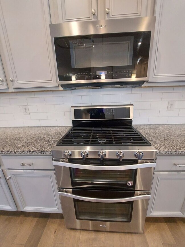 Building Photo - Large 3 Bedroom Luxury Townhome on Silver ...