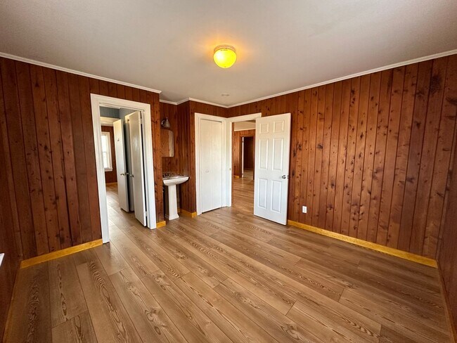 Building Photo - 3 BR Home with Large Yard & 2-Car Garage in Hampstead