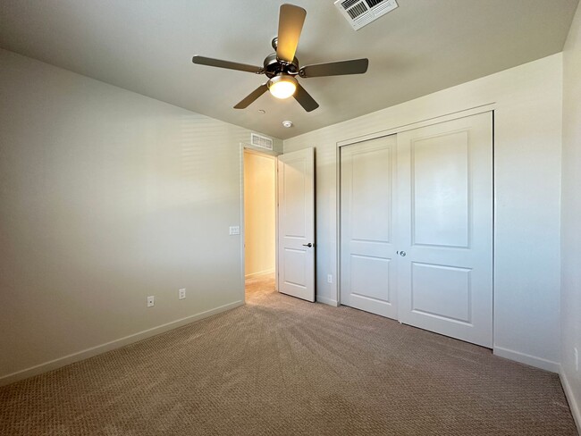 Building Photo - Summerlin West