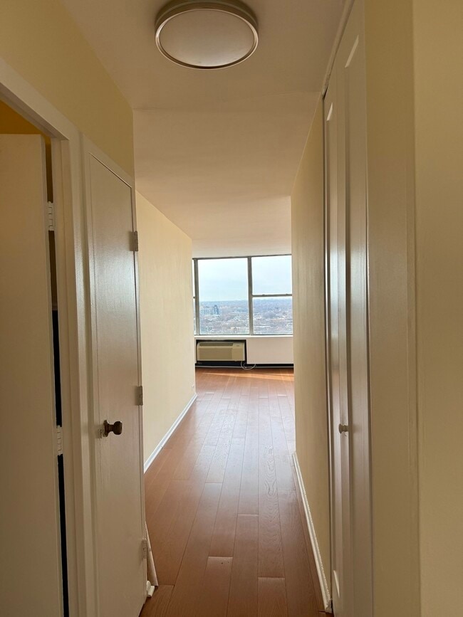 Building Photo - 5757 N Sheridan Rd