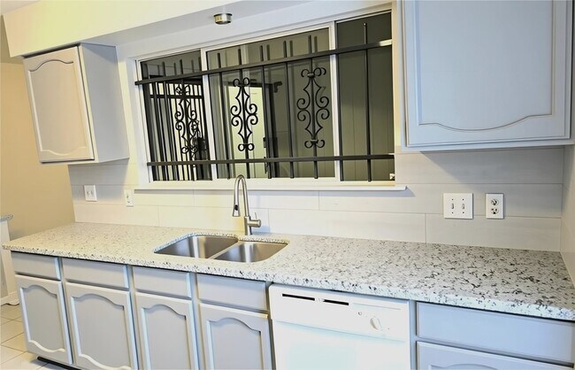 Building Photo - 13146 Newbrook Dr