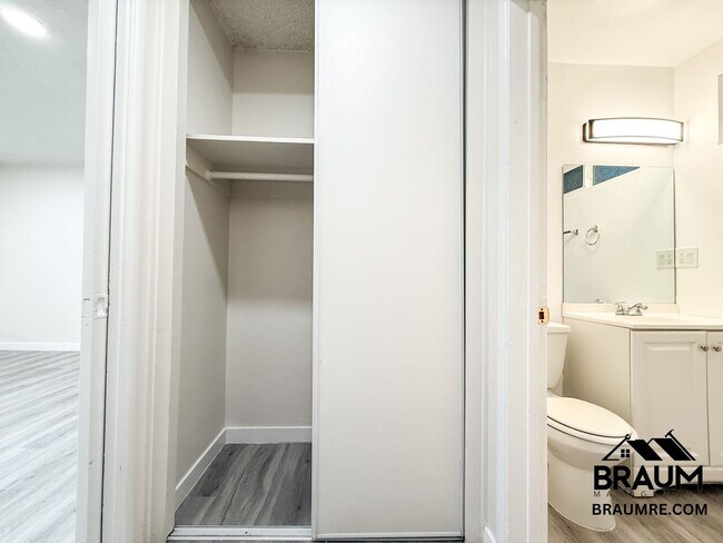 Building Photo - 15546 Vanowen St